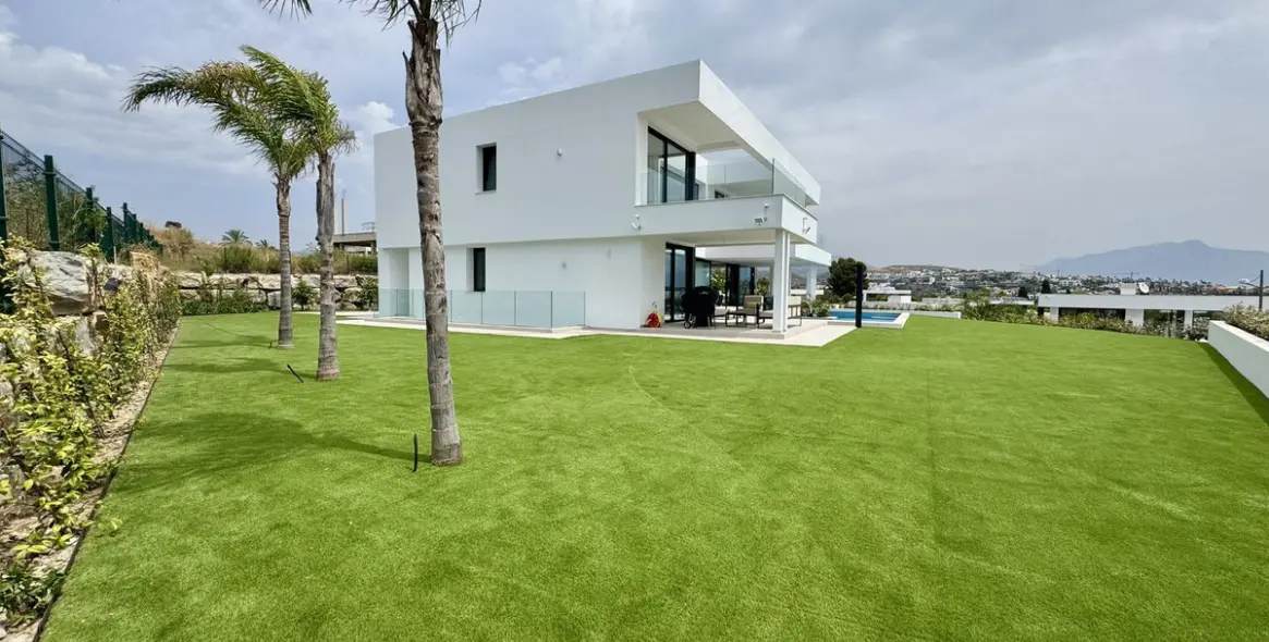 Sale of detached villa in Cancelada 45