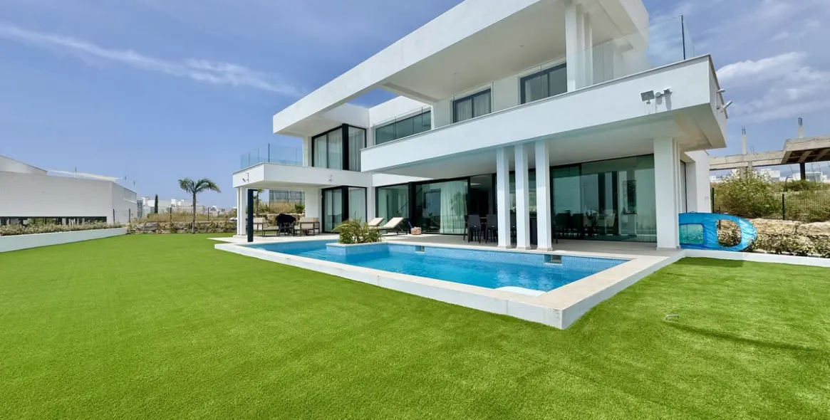 Sale of detached villa in Cancelada 47