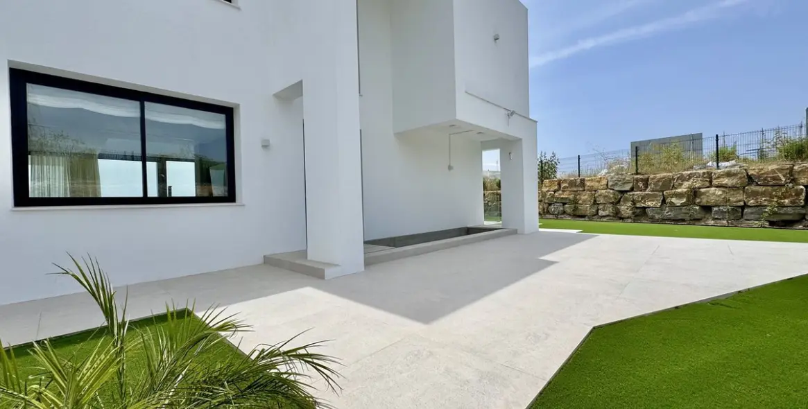 Sale of detached villa in Cancelada 48