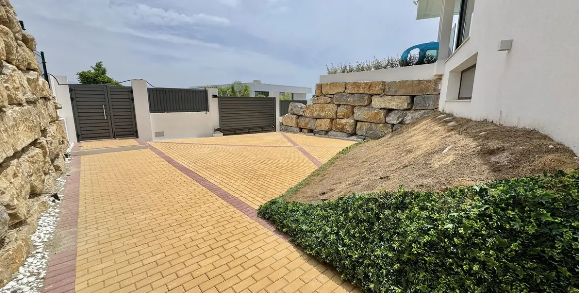 Sale of detached villa in Cancelada 50