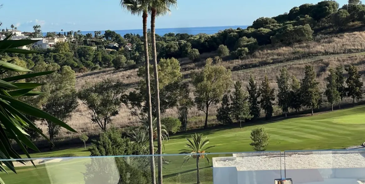 Sale of detached villa in El Paraiso 1