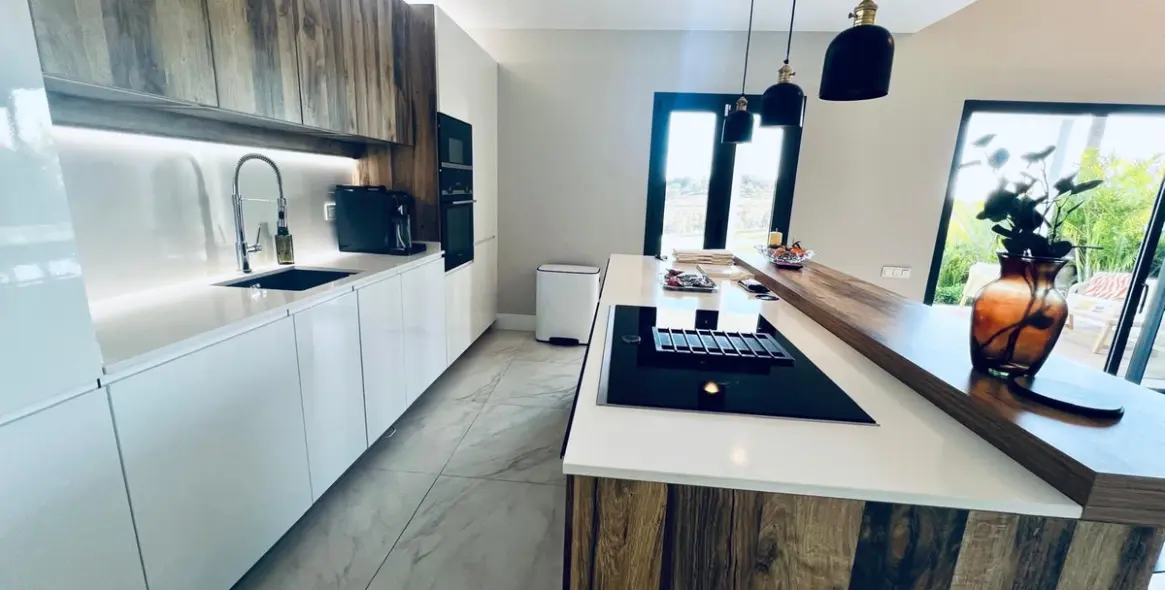 Sale of detached villa in El Paraiso 3