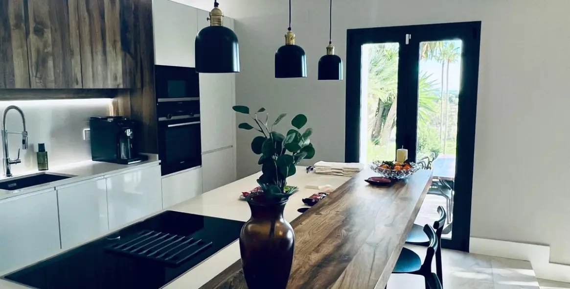 Sale of detached villa in El Paraiso 4