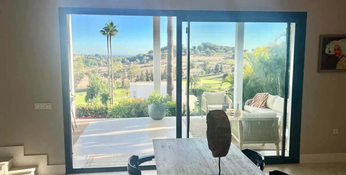 Sale of detached villa in El Paraiso 5