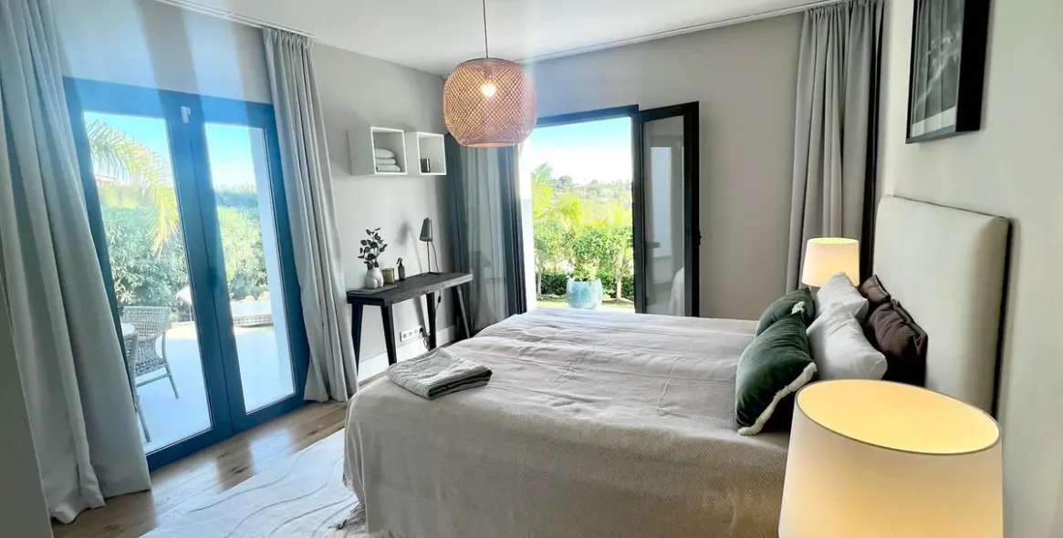 Sale of detached villa in El Paraiso 12