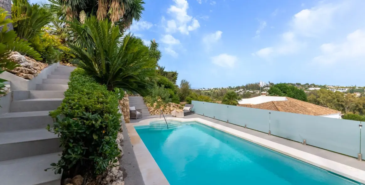 Sale of detached villa in El Paraiso 14