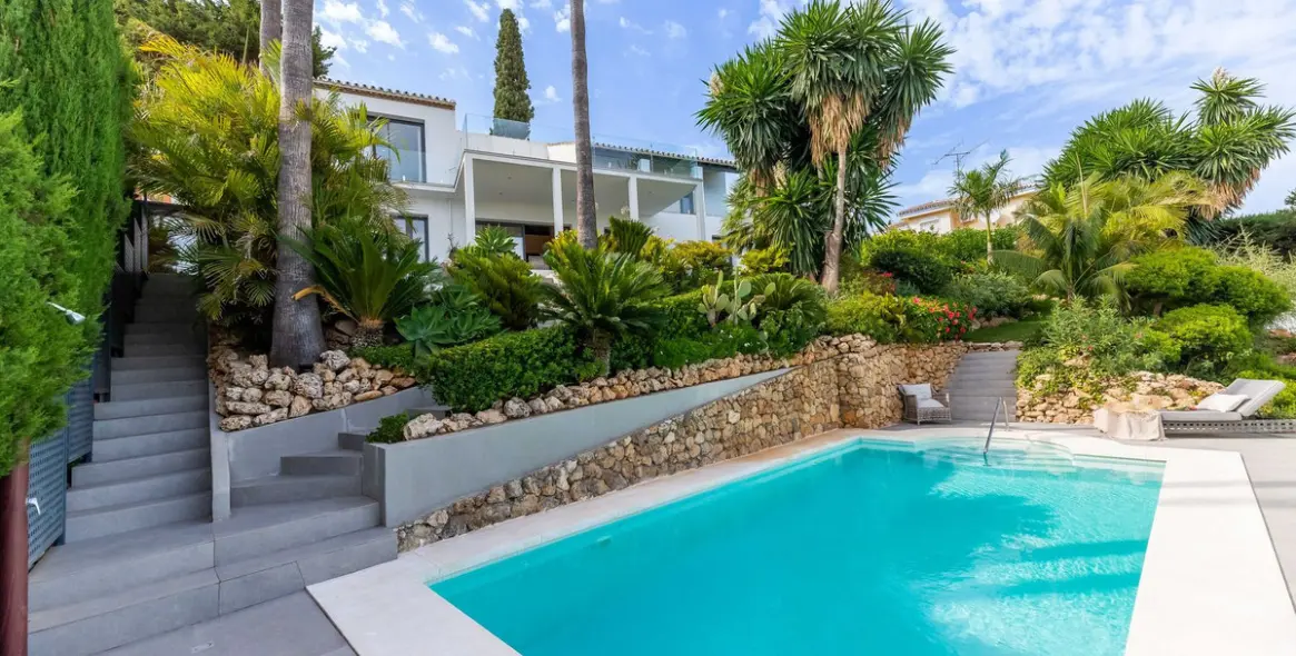 Sale of detached villa in El Paraiso 15