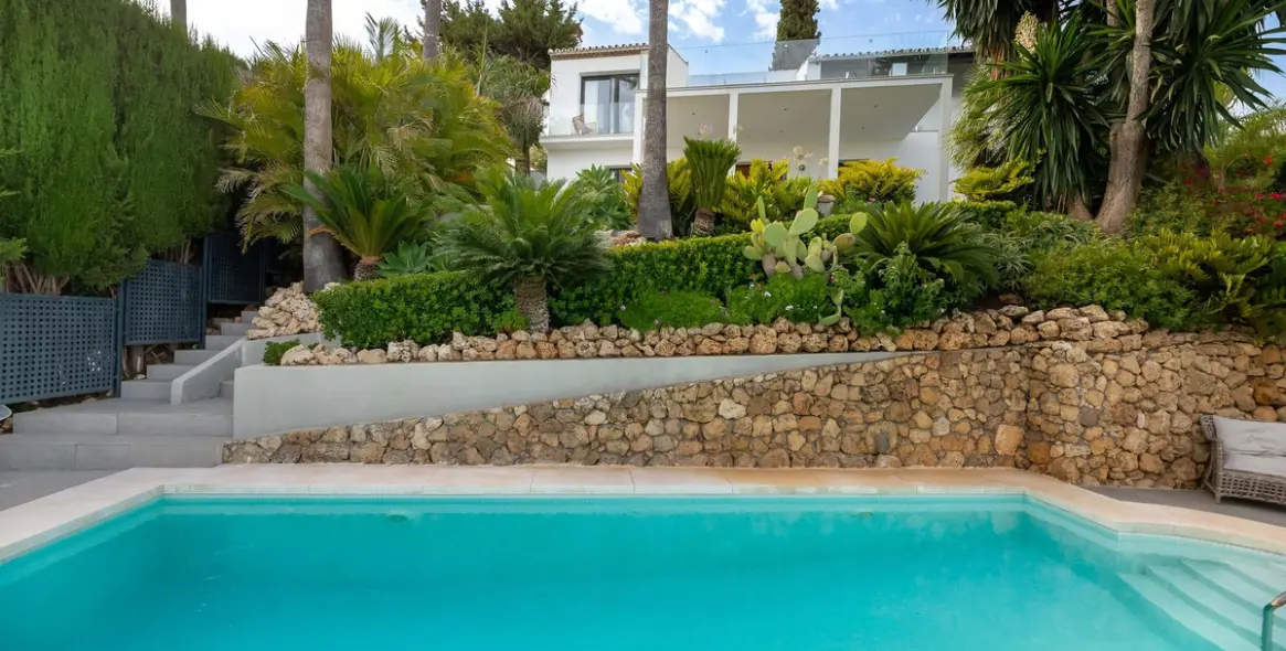 Sale of detached villa in El Paraiso 16