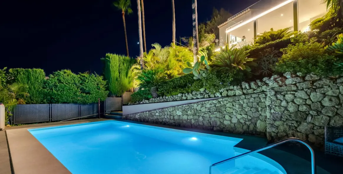 Sale of detached villa in El Paraiso 17