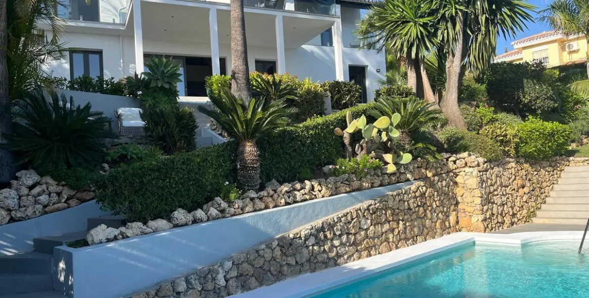 Sale of detached villa in El Paraiso 18