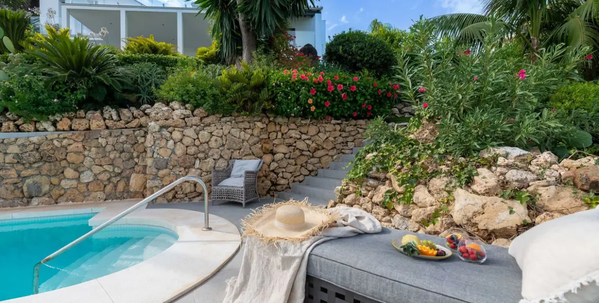 Sale of detached villa in El Paraiso 19