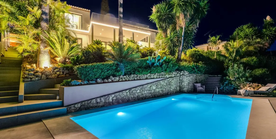 Sale of detached villa in El Paraiso 20