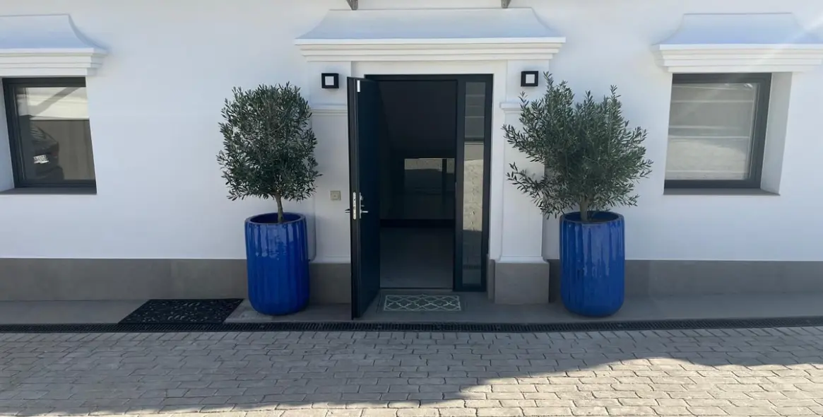 Sale of detached villa in El Paraiso 21