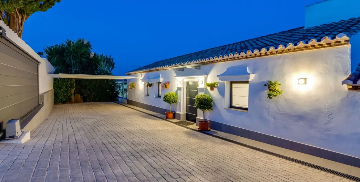 Sale of detached villa in El Paraiso 22