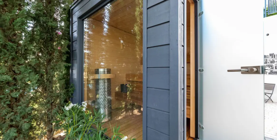 Sale of detached villa in El Paraiso 23