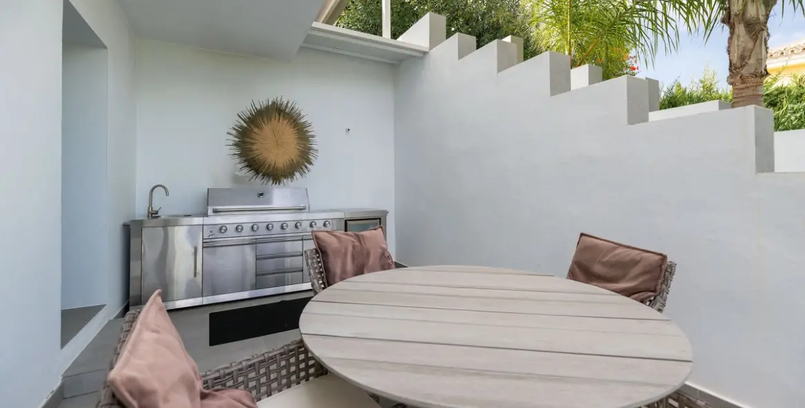 Sale of detached villa in El Paraiso 26