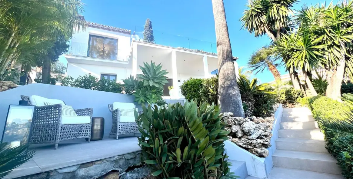 Sale of detached villa in El Paraiso 27