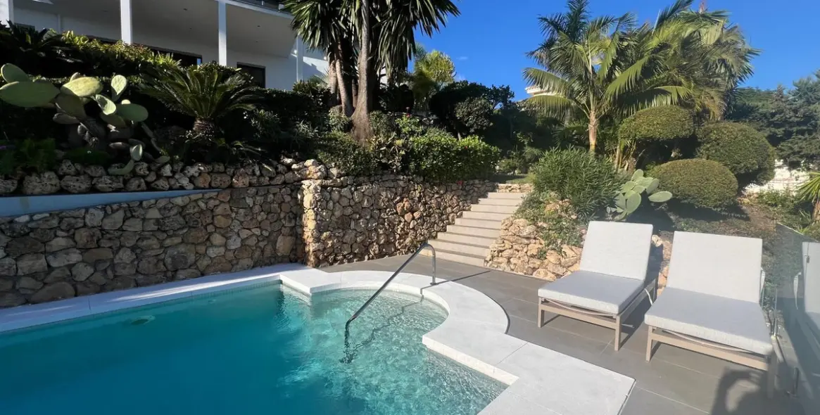 Sale of detached villa in El Paraiso 29