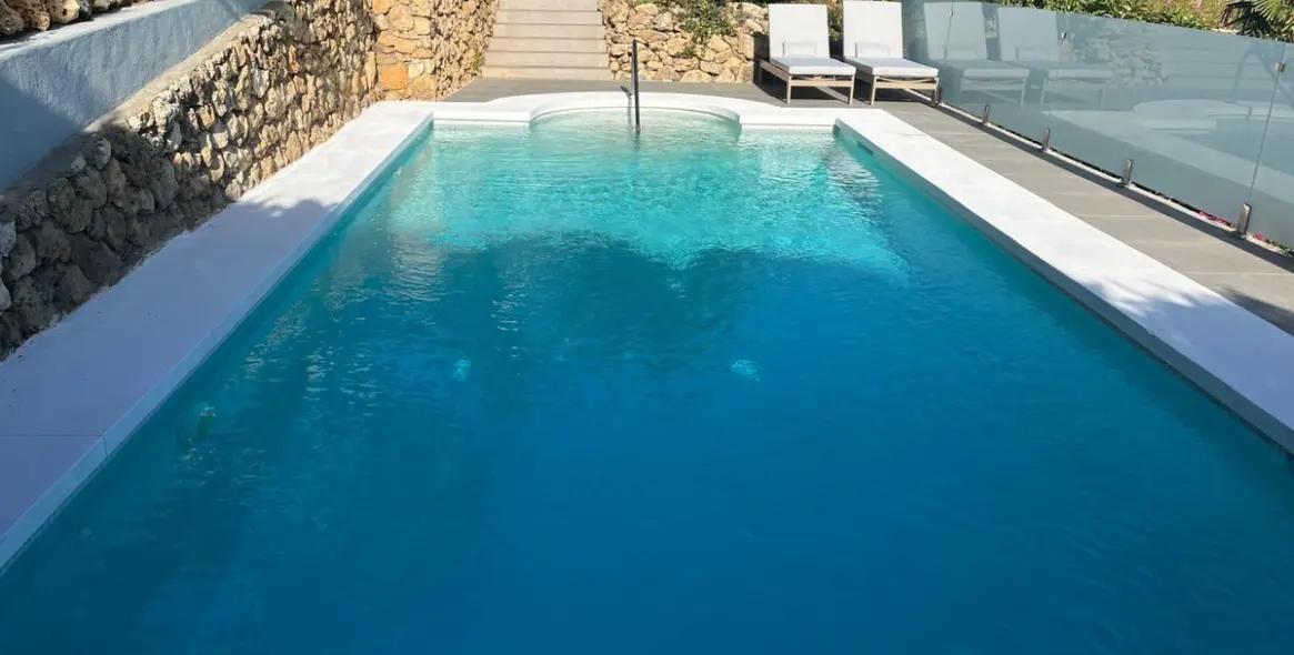 Sale of detached villa in El Paraiso 30