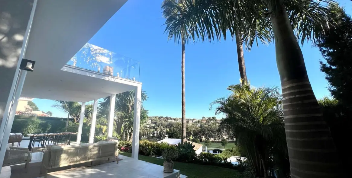 Sale of detached villa in El Paraiso 31