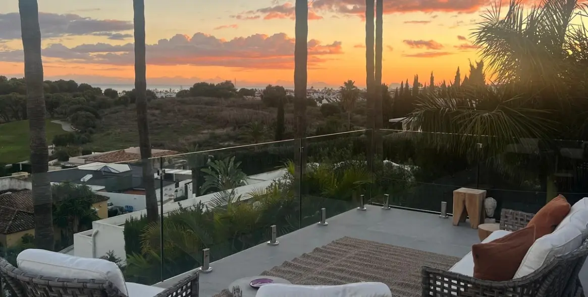 Sale of detached villa in El Paraiso 32