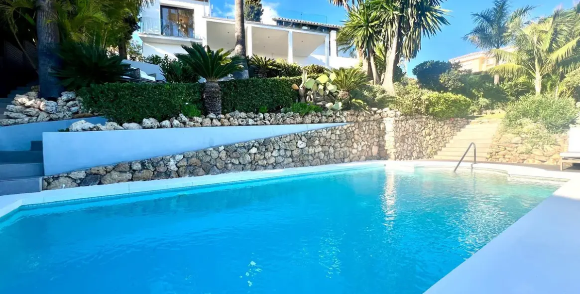 Sale of detached villa in El Paraiso 34