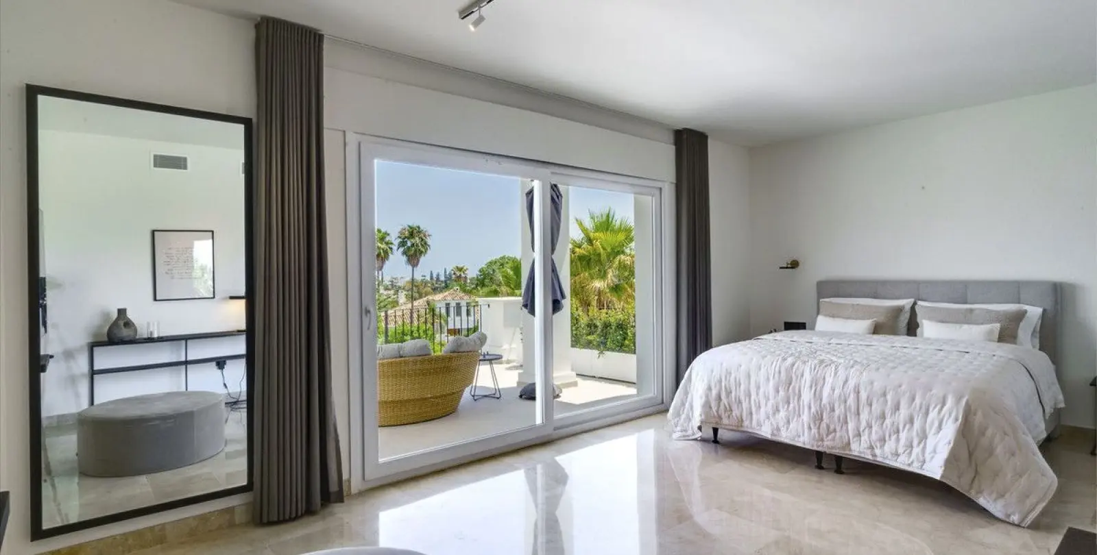 Venta de villa independiente en Nueva Andalucía 5
