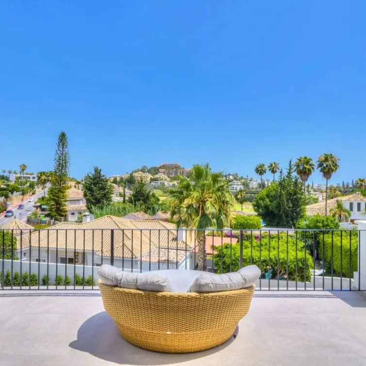 Sale of detached villa in Nueva Andalucía