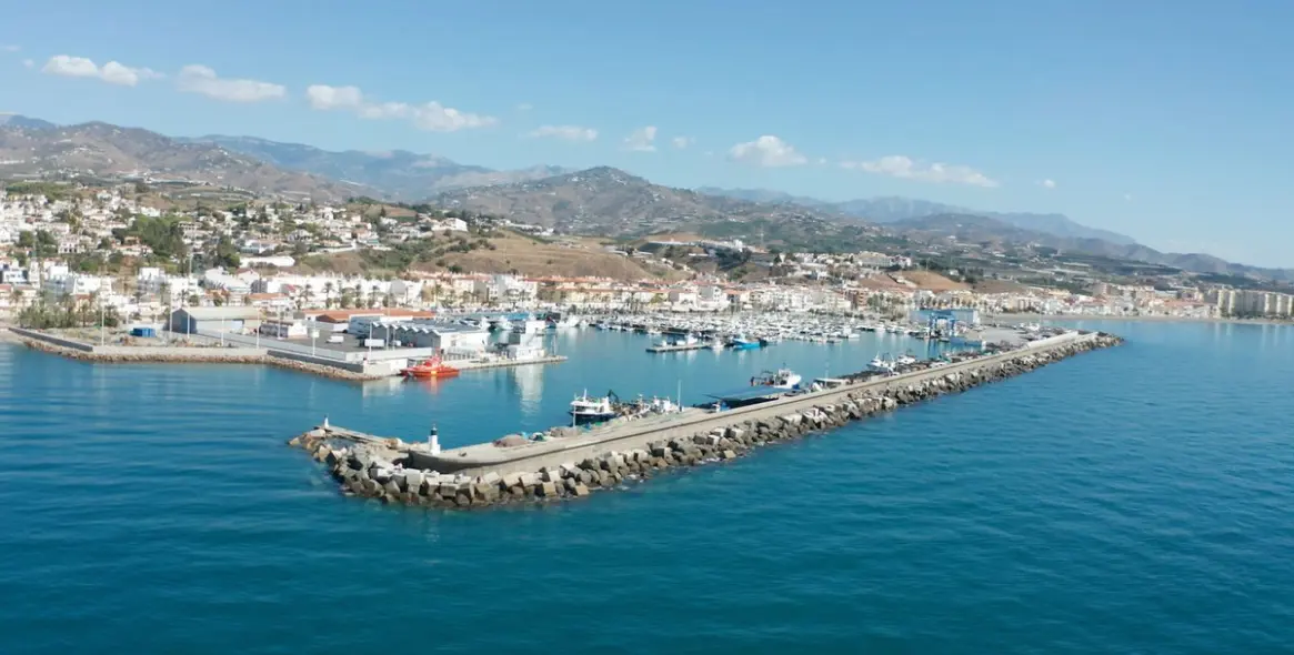Sale of commercial plot in Caleta de Vélez 3