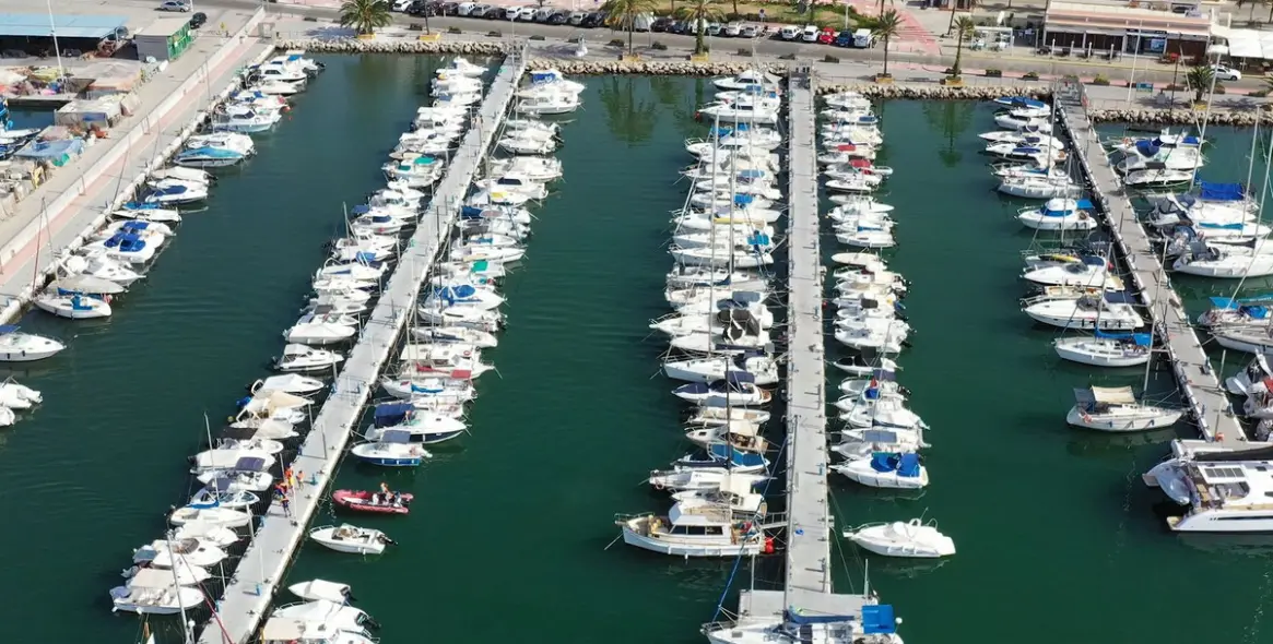 Sale of commercial plot in Caleta de Vélez 11