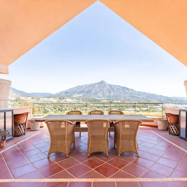 Sale of penthouse in Nueva Andalucía