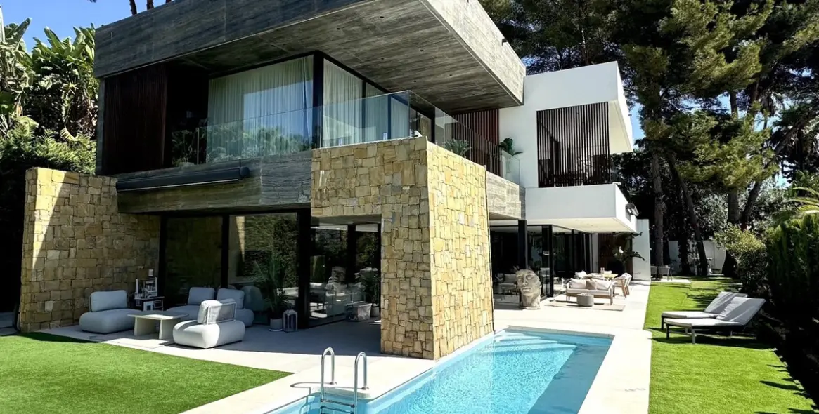 Sale of detached villa in Marbella (district Nagüeles) 1