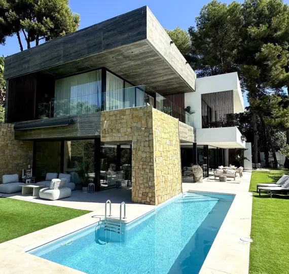 Detached villa R5185321