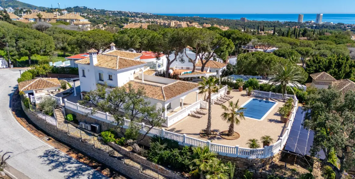 Продажа  отдельно стоящей виллы в Elviria 1