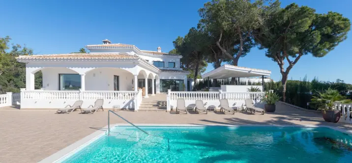 Sale of detached villa in Elviria 2