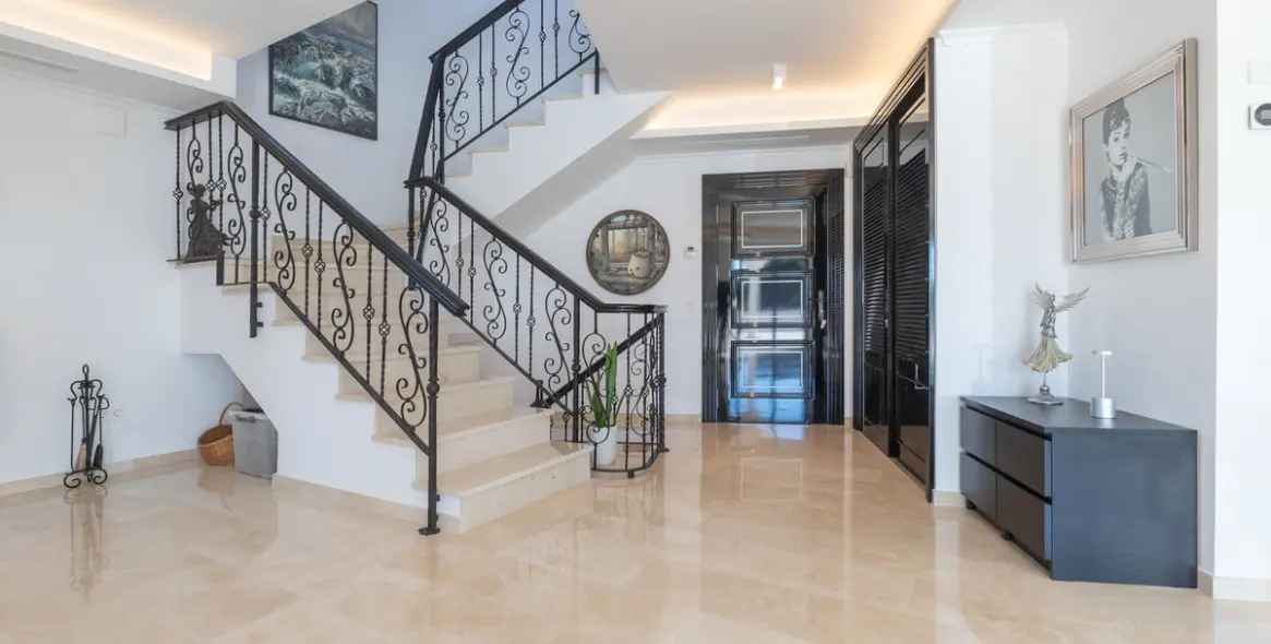 Продажа  отдельно стоящей виллы в Elviria 5