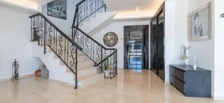 Sale of detached villa in Elviria 4
