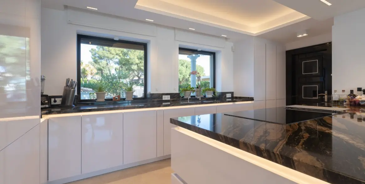 Продажа  отдельно стоящей виллы в Elviria 6