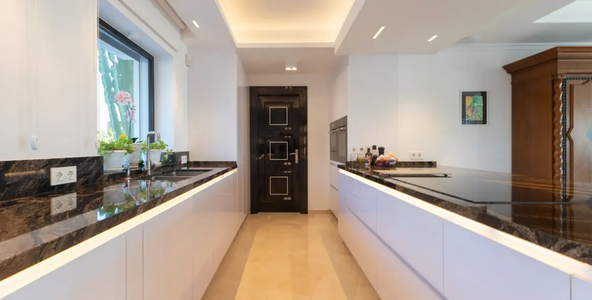 Продажа  отдельно стоящей виллы в Elviria 7