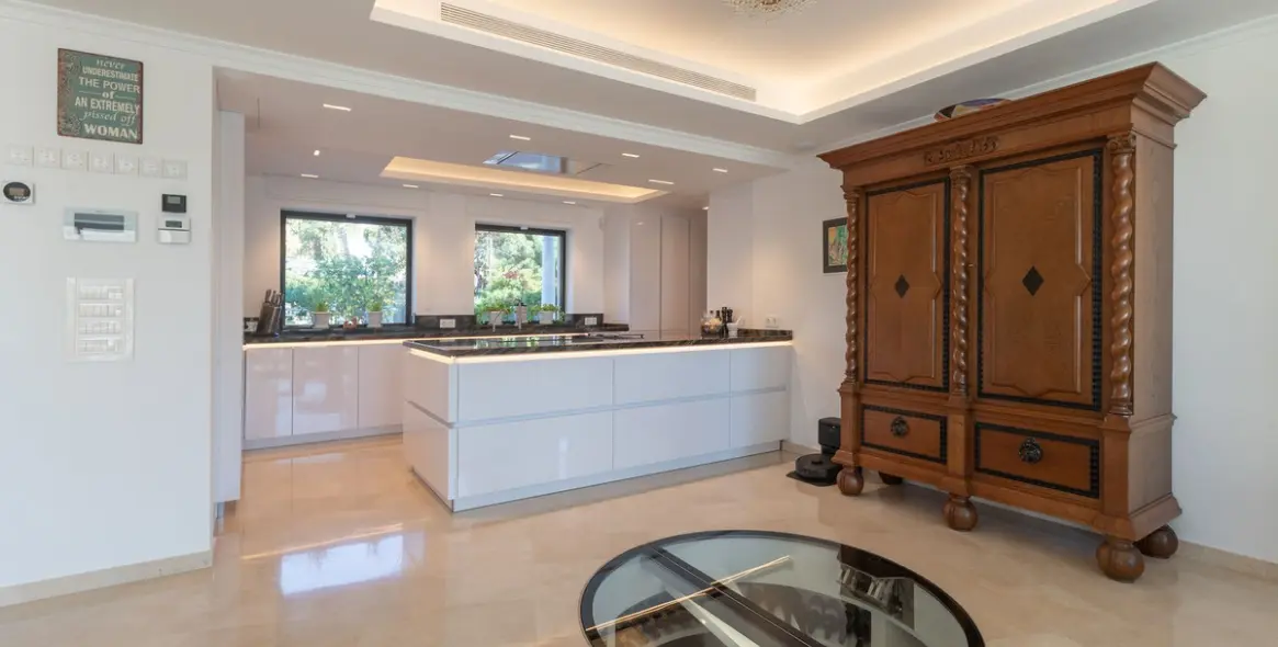 Продажа  отдельно стоящей виллы в Elviria 8