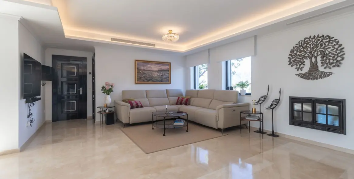 Продажа  отдельно стоящей виллы в Elviria 10