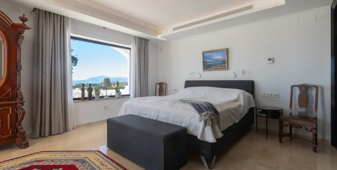 Продажа  отдельно стоящей виллы в Elviria 12