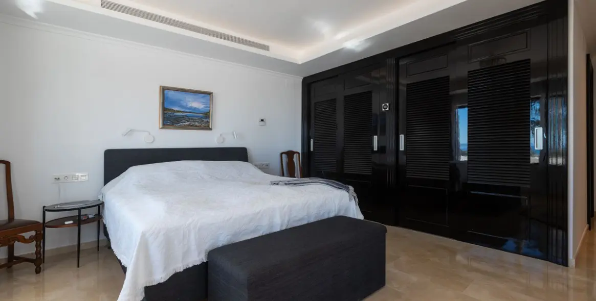 Продажа  отдельно стоящей виллы в Elviria 13