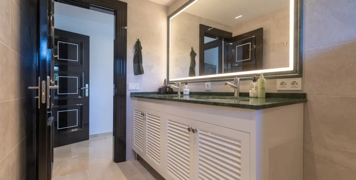Продажа  отдельно стоящей виллы в Elviria 16