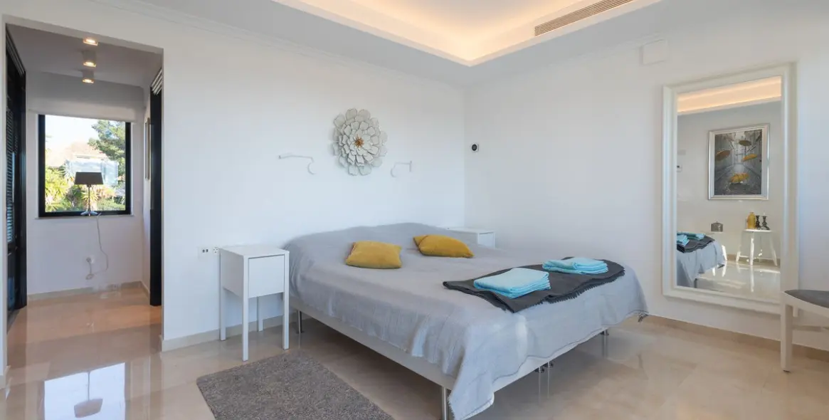 Продажа  отдельно стоящей виллы в Elviria 33