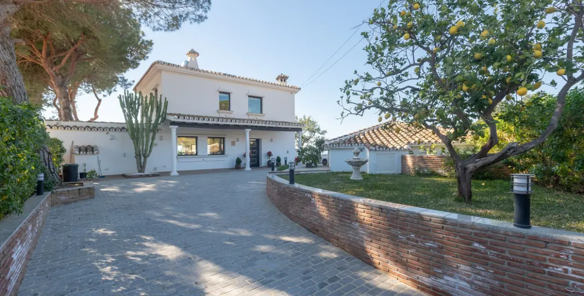 Продажа  отдельно стоящей виллы в Elviria 64