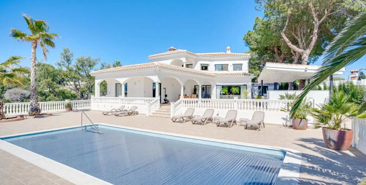 Продажа  отдельно стоящей виллы в Elviria 82