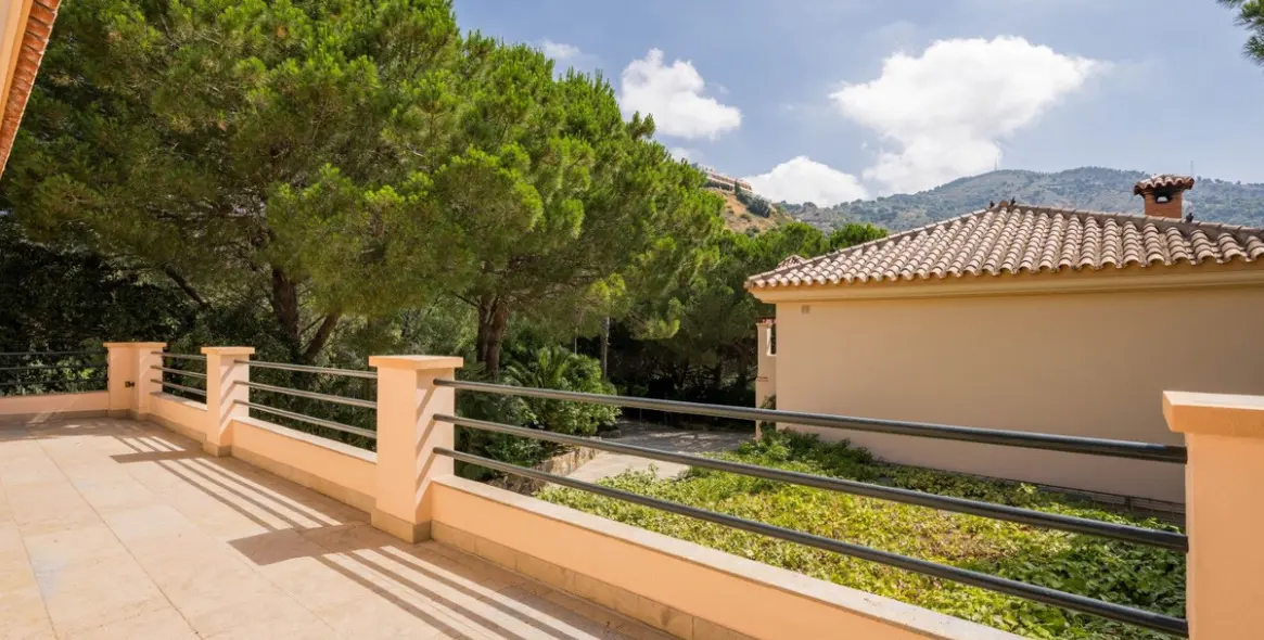 Sale of detached villa in Ojén 35