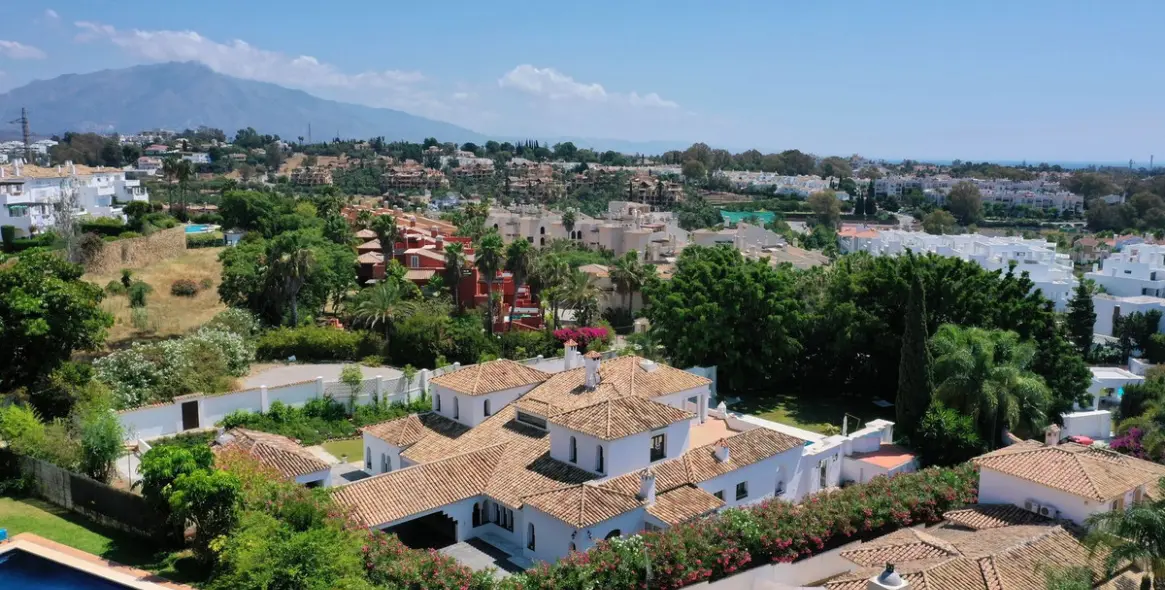 Long-term rent of detached villa in El Paraiso 1