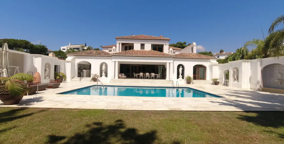 Long-term rent of detached villa in El Paraiso 3